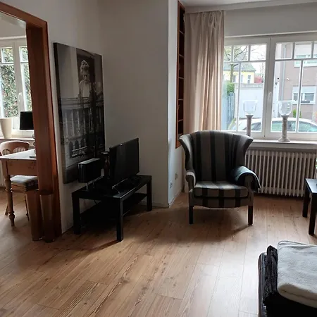 Stilvolles Altbauapartment In Ruhiger Wohngegend Апартаменты *